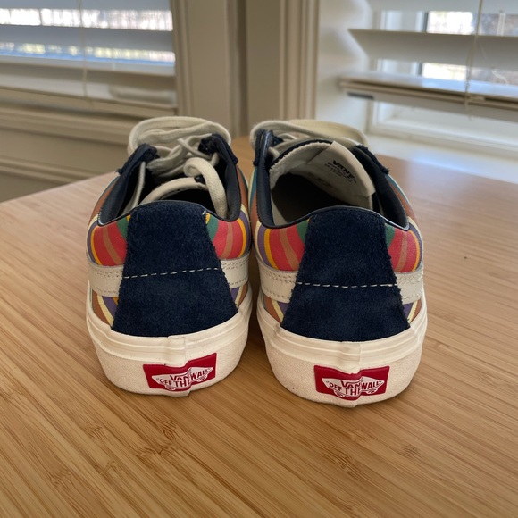 Vans - Picture 6 of 7